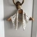 Dettaglio della sciarpa in seta bianca a pois neri su una gruccia in legno vintage - 53x53cm / Avorio