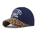 Vue détaillée de la casquette Brooklyn marine avec visière léopard et broderie blanche - Réglable / Léopard Brooklyn Bleu Marine