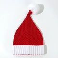 Dettaglio del cappello natalizio a maglia con trama a rombi rossi e pompon bianco - Bambini / Rosso + Bianco