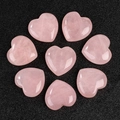 Set di otto pietre di quarzo rosa naturale a forma di cuore su uno sfondo nero - Cuore in quarzo rosa 25x8mm