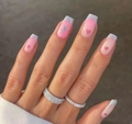 Detailopname van roze ombre plaknagels met zilveren glitter French tips en hartjes - Set van 24 (Inclusief Jelly Lijm + Vijl) / Roze Gradiënt Frans Hart Boog (CW781)