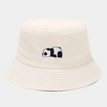 Dettaglio del ricamo a forma di panda su un cappello alla pescatora in cotone color crema - Beige