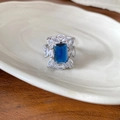 Elegante zilveren ring met diepblauwe rechthoekige edelsteen en marquise zirkoon halo - 79# Ring-Zilver-Blauw
