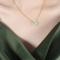 Collar de cadena dorada con colgante de flor de jade verde pálido en una modelo femenina - Collar 40+5cm (Colgante Verde Claro) / Verde claro