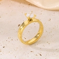 Gepolijste 18K goud titanium stalen ring met ronde zirkoon en gehamerde textuur - US 6 / 4mm Goud Gehamerde Stijl (KR100648-K)