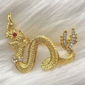 Gros plan de la broche dragon dorée avec œil rouge et cristaux sur fourrure blanche - Dragon Doré avec Queue Balançante (5109284685237)