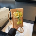 Handgewebte Handy-Umhängetasche in Kamelbraun mit zweifarbigen Strickblumen-Dekor - Stil 1 / Khaki
