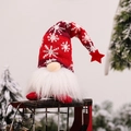 Gnome de Noël lumineux avec bonnet à flocons rouges sur une voiture jouet vintage - Jambes Courtes Rouge Avec Lumière