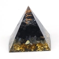 Naturkristall Harzpyramide mit Kupferspirale und grauen Steinschichten auf weißem Grund - 5cm / Nr. 2 Schwarz & Blau Geschichtet