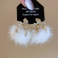 Detalle de pendientes florales con circonitas brillantes y suaves pompones blancos - Estilo Flor de Circonita (HE29969) / Blanco