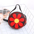 Borsa a tracolla rotonda in pelle nera con ricamo a girasole e chiusura a zip - Nero con fiore rosso