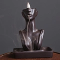 Brauner Keramik Rückfluss-Räuchergefäß als Frauenbüste-Statue auf glattem Sockel - Typ B: Figur / Schwarz