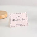 Carte de vœux rose minimaliste Best Wishes avec bordure festonnée sur bureau blanc - Meilleurs Vœux Pour Vous