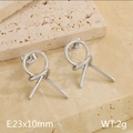 Minimalistische silberne Ohrstecker mit Knotendesign auf einer Natursteinoberfläche - Geknotet Ausgehöhlt (KE114630-KFC) / Silber