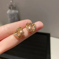 Goldene Herzohrringe mit funkelnden Zirkonia Kristallen und einer Kunstperle - Herz Perle Strass Stil (54#)