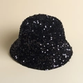 Détail d'un bob noir à paillettes montrant la texture scintillante sur fond de couleur crème - M (56-58cm) / Série Noire
