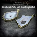 Pendentif druzy en agate naturelle irrégulière plaqué or 14K sur fond sombre texturé - Pendentif Druzy en Agate Naturelle - Irrégulier