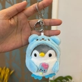 Detail eines Plüsch-Pinguin-Anhängers mit blauem Hoodie und einem süßen Eiscreme-Hörnchen - Blauer Pinguin mit Lutscher (Schlüsselanhänger) / 10cm