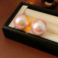 Primer plano de pendientes de perlas redondas rosa púrpura en una caja de regalo - 22mm / Rosa