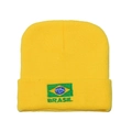 Detail van gele gebreide muts met groene Brasil borduring en vlaggetje - M (56-58cm) / Geel