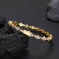 Luxuriöses goldenes Stern-Tennisarmband mit weißen Zirkonia auf schwarzem Fels - Bracelet 8 Inches (20.32cm In Length) / Gold (Breite 6.5mm)