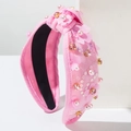 Serre-tête noué rose avec fleurs en dentelle, perles et paillettes sur fond blanc - Style Floral 3D Strass Perle / Rose