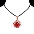 Pendentif cube de cristal rouge facetté avec bordure dorée et cordon tressé noir - Rouge (Or)