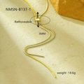 Vue macro d'une chaîne serpent dorée de 3mm avec curseur réglable et embout amovible - Or (NMSN-B137-1)