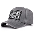 Detail einer grauen Vintage-Baseballkappe aus Baumwolle mit Stickerei und Distressed-Effekt - Verstellbar / Spacegrau