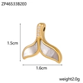 Vue détaillée du pendentif queue de poisson dorée avec nacre et accents de cristal - ZP46533B2E0-Queue de baleine en nacre
