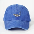 Vue détaillée de la casquette en denim délavé bleu avec broderie de requin - Bleu Royal