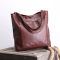 Détail d'un grand cabas vintage en cuir marron avec poche frontale sur caisse en bois - Épaissi / Nouveau Brun