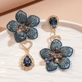 Detalle de pendientes asimétricos de flores de tela azul con gotas de cristal en una bandeja - Azul (Poste de pendiente de plata de ley 925)
