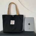 Simpatica borsa in tela nera con etichetta a forma di cucciolo e manici color kaki - Nero