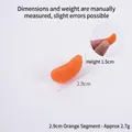 Mini-Orangenscheibe aus PVC mit realistischer Textur für Bastelarbeiten und Deko - 2,8 cm Große Orangerote Pampelmusen-Sektion