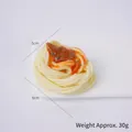 Modèle de spaghetti artificiel réaliste avec sauce tomate et herbes sur une assiette - Spaghetti au Bœuf