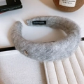 Serre-tête gris chic en peluche avec fausse fourrure épaisse et bouton en métal - 40# Peluche Grise Large Rembourré Fait Main