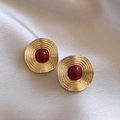 Pendientes vintage dorados texturizados con esmalte rojo oscuro sobre tela de seda - Dorado Rojo Redondo
