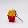 Kreativer Pommes Schlüsselanhänger mit Emoji-Becher und silberner Metallkette - Pommes frites