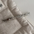 Dettaglio del fermaglio metallico argentato con cinque eleganti perle bianche - Stile Lungo-Argento / Perle piccole multiple