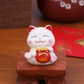 Süße weiße Winkekatze mit rotem Glücksbeutel für Schreibtisch und Autodekoration - XY005B Mini Glückstasche Katze Ornament