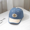 Detalle de gorra de béisbol para bebé con borde azul en contraste y parche de oso bordado - 50cm (1-3 Años) / Azul