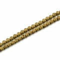 Makroaufnahme von zwei Strängen matter goldener Natursteinperlen (10mm) für DIY Schmuck - Vergoldet