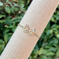 Dettaglio del bracciale a farfalla in oro 18 carati con zirconi colorati su lino - Splendida Farfalla in Zircone Colorato(5)