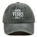 Detail der weißen Good Vibes Only Stickerei auf verwaschener dunkelgrauer Baumwollkappe - Verstellbar / Armeegrün