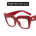 Montatura cat-eye oversize rossa con borchie dorate e lenti trasparenti di tendenza - Rosso