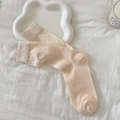 Calcetines de punto acanalado beige con bordado en un entorno de estilo de vida - Rosa