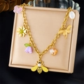 Goldenes Bettelarmband mit Biene, Libelle und Gänseblümchen-Anhängern im ländlichen Stil - Biene Libelle Schmetterling Maiglöckchen Armband Stil (N3465)