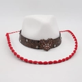 Chapeau de cowboy en feutre blanc avec pompons rouges et boucle de cœur en strass - Blanc avec bord rouge (Grand cœur)