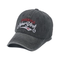 Dettaglio del ricamo New York sul cappellino da baseball in cotone lavato vintage - 56cm-60cm / Verde Militare